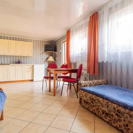 ホリデーパーク Ow Wilk - I Z Aneksami Kuchennymi, Parking, Plac Zabaw ウェバ